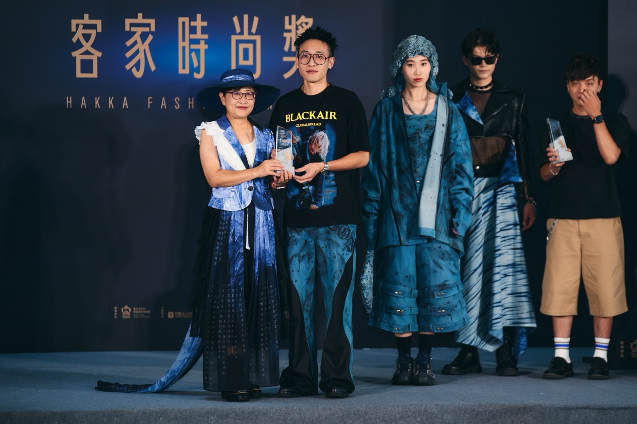 學生組冠軍歐修維，來自樹德科技大學服裝設計系，以作品《Blue Roots》奪得首屆 2025 客家時尚獎最高榮譽。（photo credit：歐修維）
