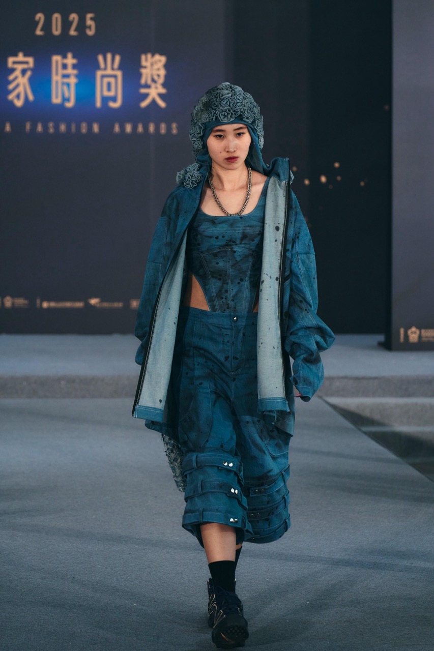 《Blue Roots》正面造型，以藍染為魂，融合街頭塗鴉語彙，展現客家元素的當代時尚詮釋。（photo credit：DFUN）