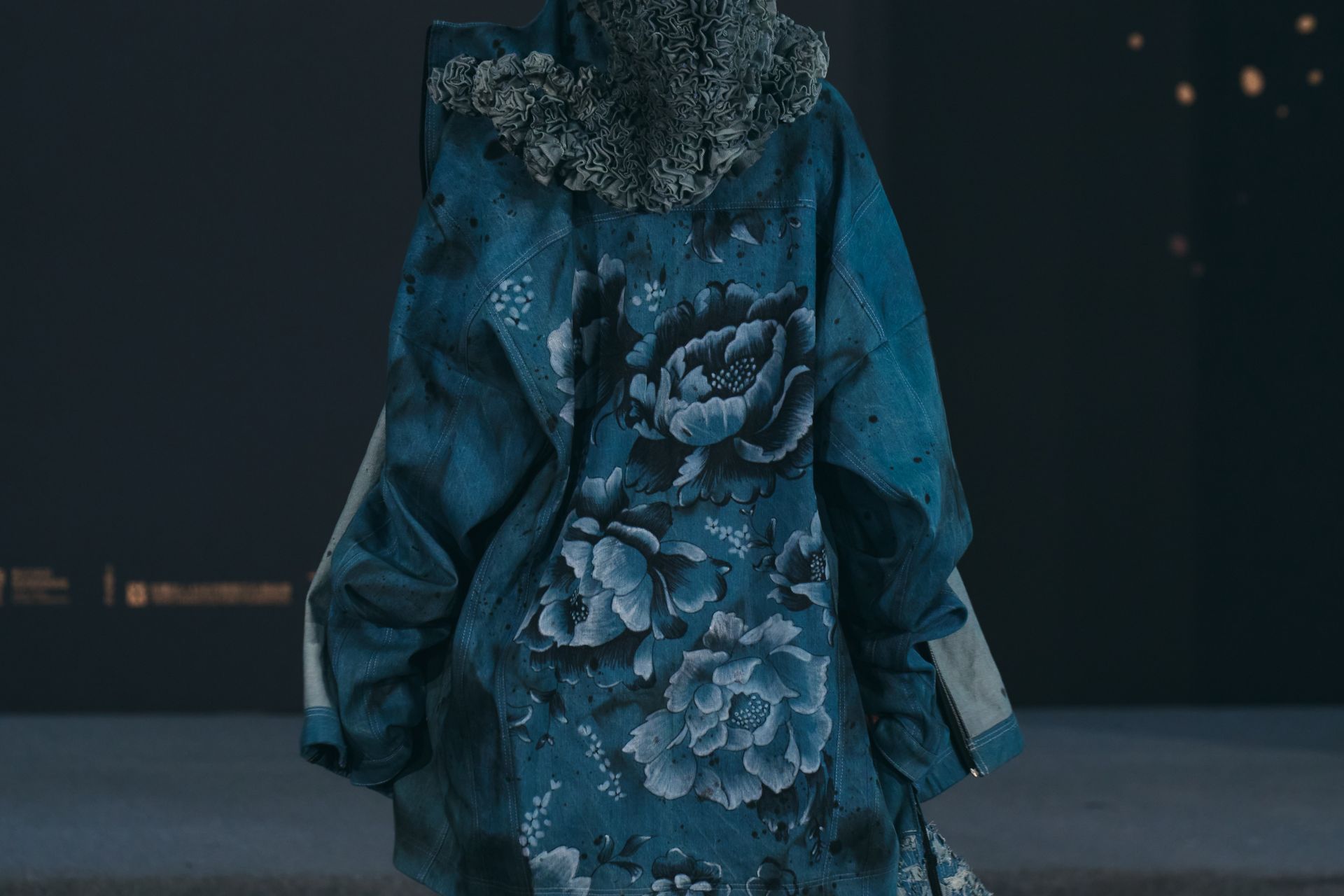 背面透過拼接與層次設計，呼應客家藍染的延續性，呈現文化與街頭的融合美學。（photo credit：DFUN）