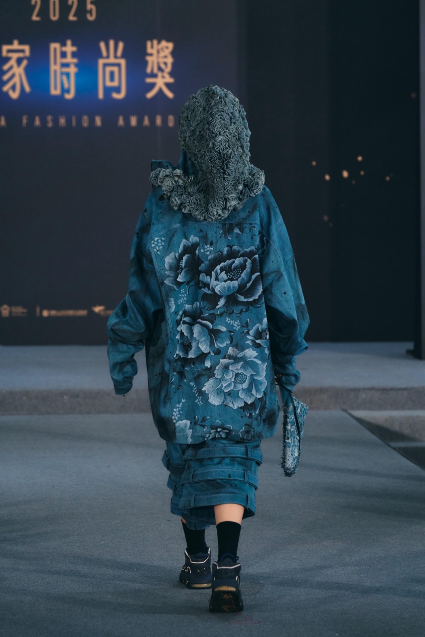 帽子上縫製超過百朵布花，皆以手縫與手繪完成，象徵文化記憶的層層積累與耐心。（photo credit：DFUN）