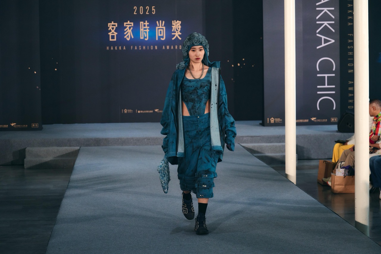 歐修維原本來自體育背景，轉向服裝設計後，以街頭塗鴉與藍染拼接，將「反骨能量」縫進時尚舞台。（photo credit：DFUN）