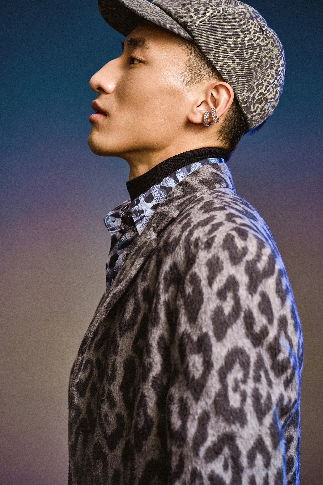 學生組冠軍歐修維，來自樹德科技大學服裝設計系，以作品《Blue Roots》奪得首屆 2025 客家時尚獎最高榮譽。（photo credit：歐修維）