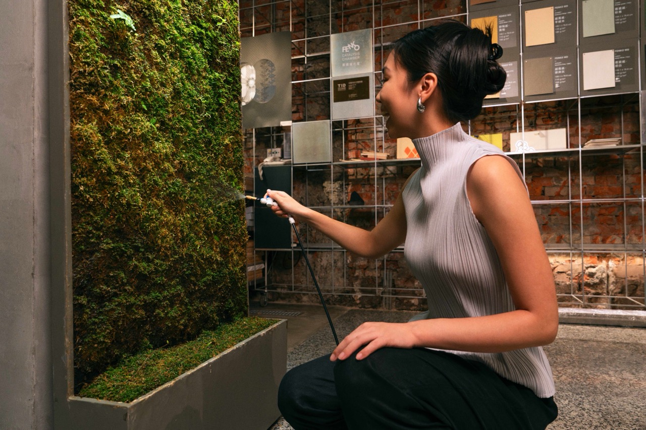 團隊每天為苔蘚牆定時補水，Lino笑說這份日常維護反而成了大家最期待的療癒時刻。（photo credit: DFUN）