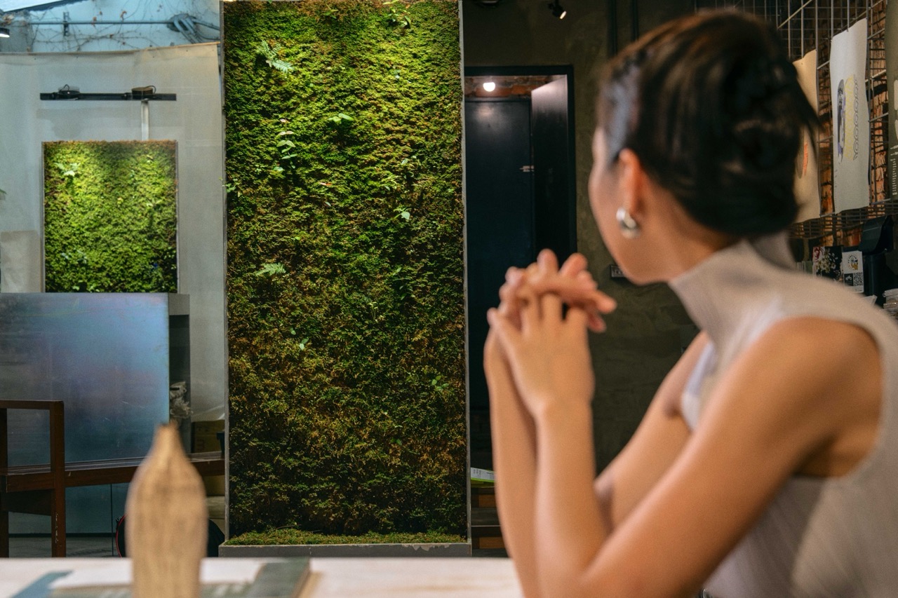 置身鳳嬌催化室，苔蘚牆如同空間的清肺系統，與一旁的紙張展間相互呼應。（photo credit: DFUN）