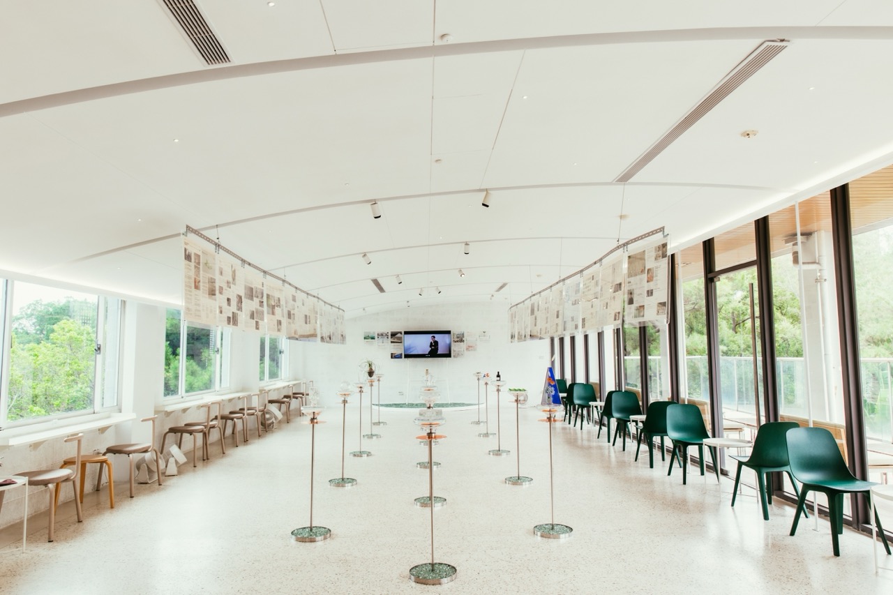 春室三樓咖啡廳以窯爐為概念設計，地面鋪設回收玻璃磚，結合玻璃器物與策展，展現玻璃融入日常的樣貌。（photo credit: DFUN）