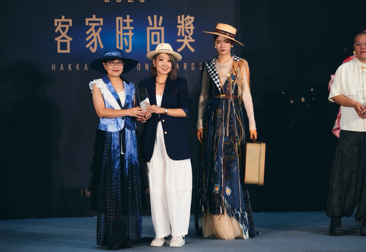 社會組冠軍夏筱琴作品《桐花．縫記 Threads of Memory》走秀全身造型。以回收丹寧、蕾絲與再生布料手縫而成，展現女性力量與永續時尚的優雅韌性。（photo credit：DFUN）