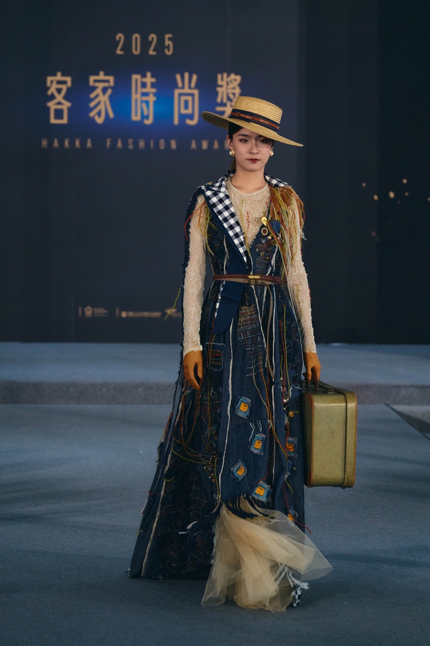 社會組冠軍夏筱琴作品《桐花．縫記 Threads of Memory》走秀全身造型。以回收丹寧、蕾絲與再生布料手縫而成，展現女性力量與永續時尚的優雅韌性。（photo credit：DFUN）