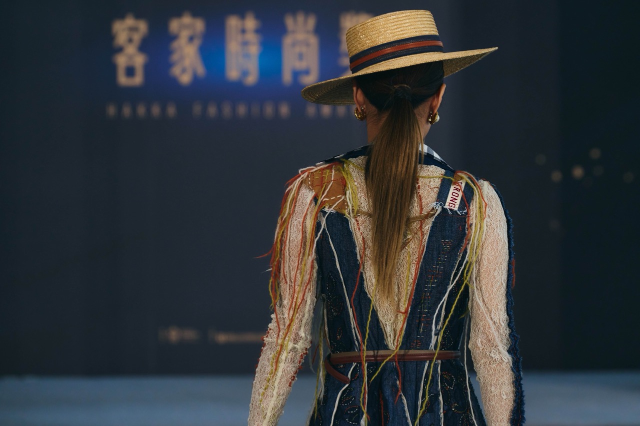 《桐花．縫記》作品背面細節，以層疊結構與縫補線條延伸記憶意象，象徵文化的延續與「惜物」精神的再生。（photo credit：DFUN）