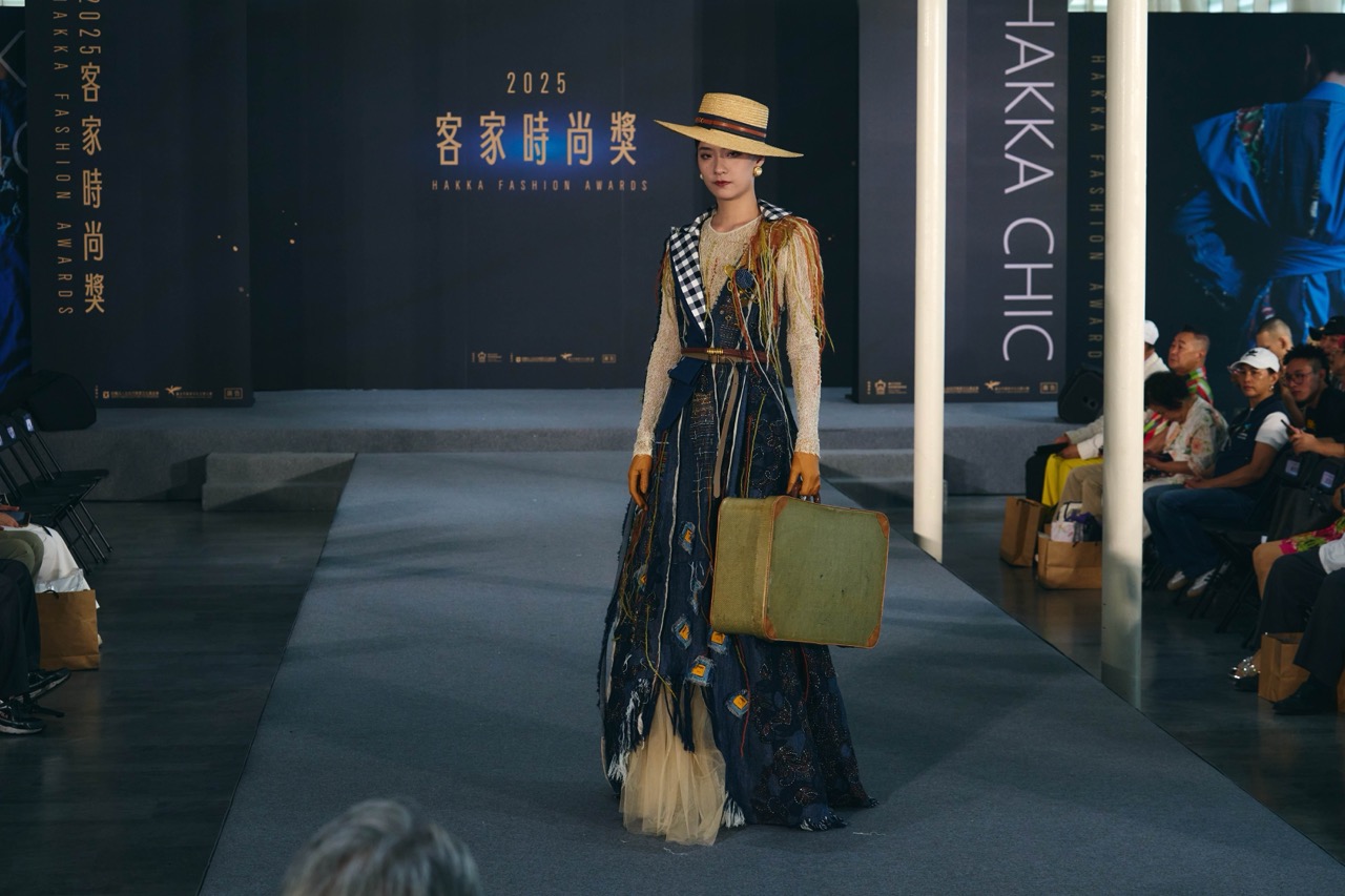 夏筱琴以 17 年產業經驗為基礎，結合永續布料與手縫工藝，將「縫補」化為品牌精神與人生縮影，延續她一貫的傳承主題。（photo credit：DFUN）