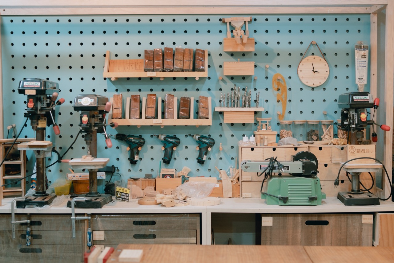 從父親年代沿用至今的傳統木工器具，靜靜陳列在牆面與作業檯間，見證台灣木作工藝從師徒時代走向設計思維的演進。