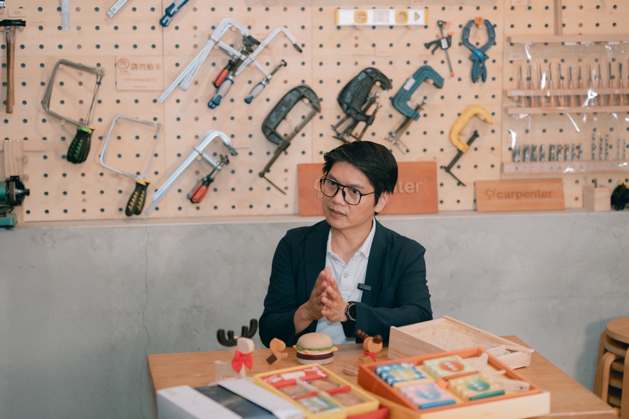 開放式工坊結合親子手作、導覽體驗與木香休憩區，讓木作不再只是生產線的一環，而是生活與創意共存的場域。