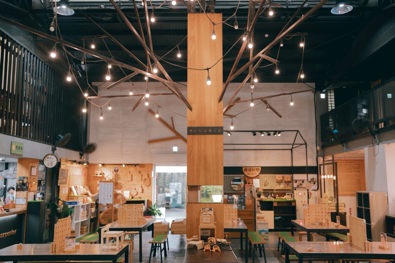 開放式工坊結合親子手作、導覽體驗與木香休憩區，讓木作不再只是生產線的一環，而是生活與創意共存的場域。