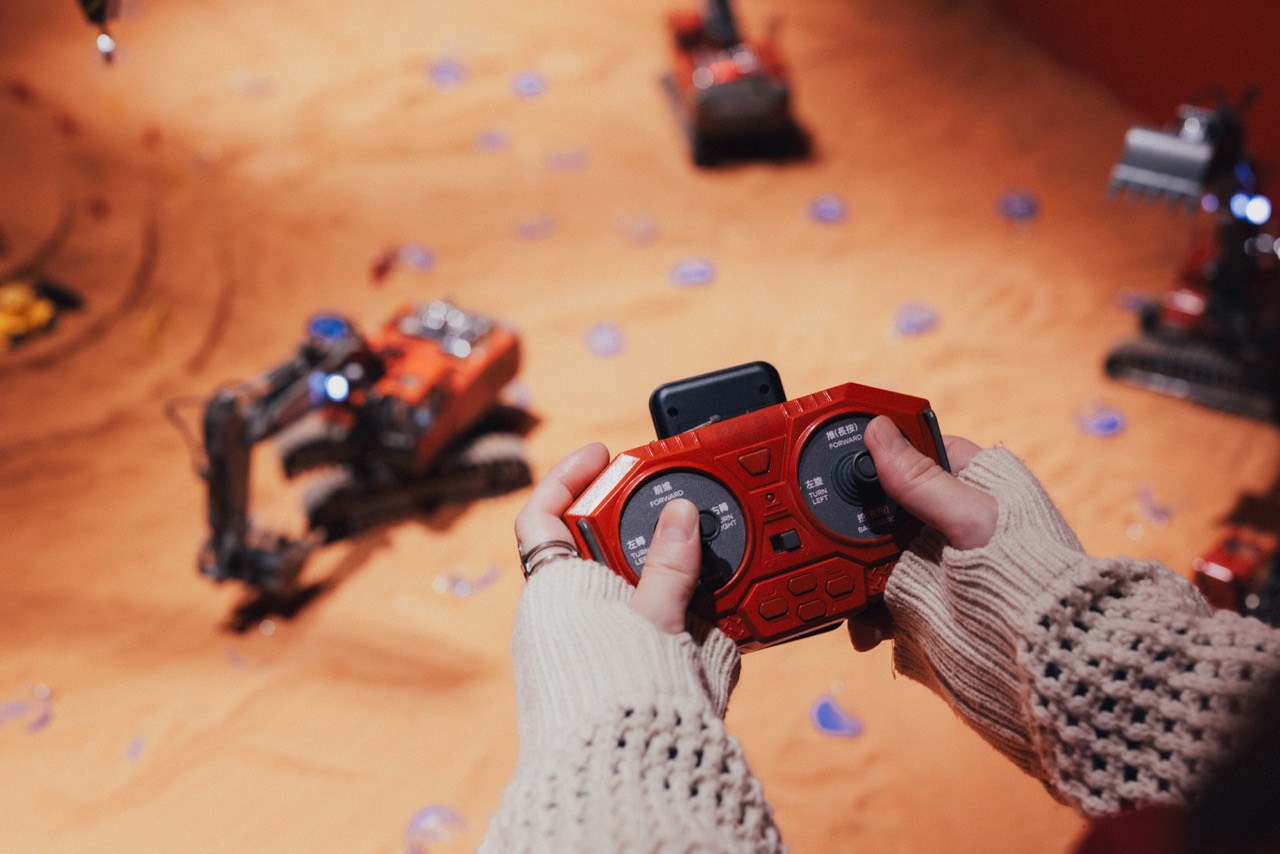 遙控挖土機互動