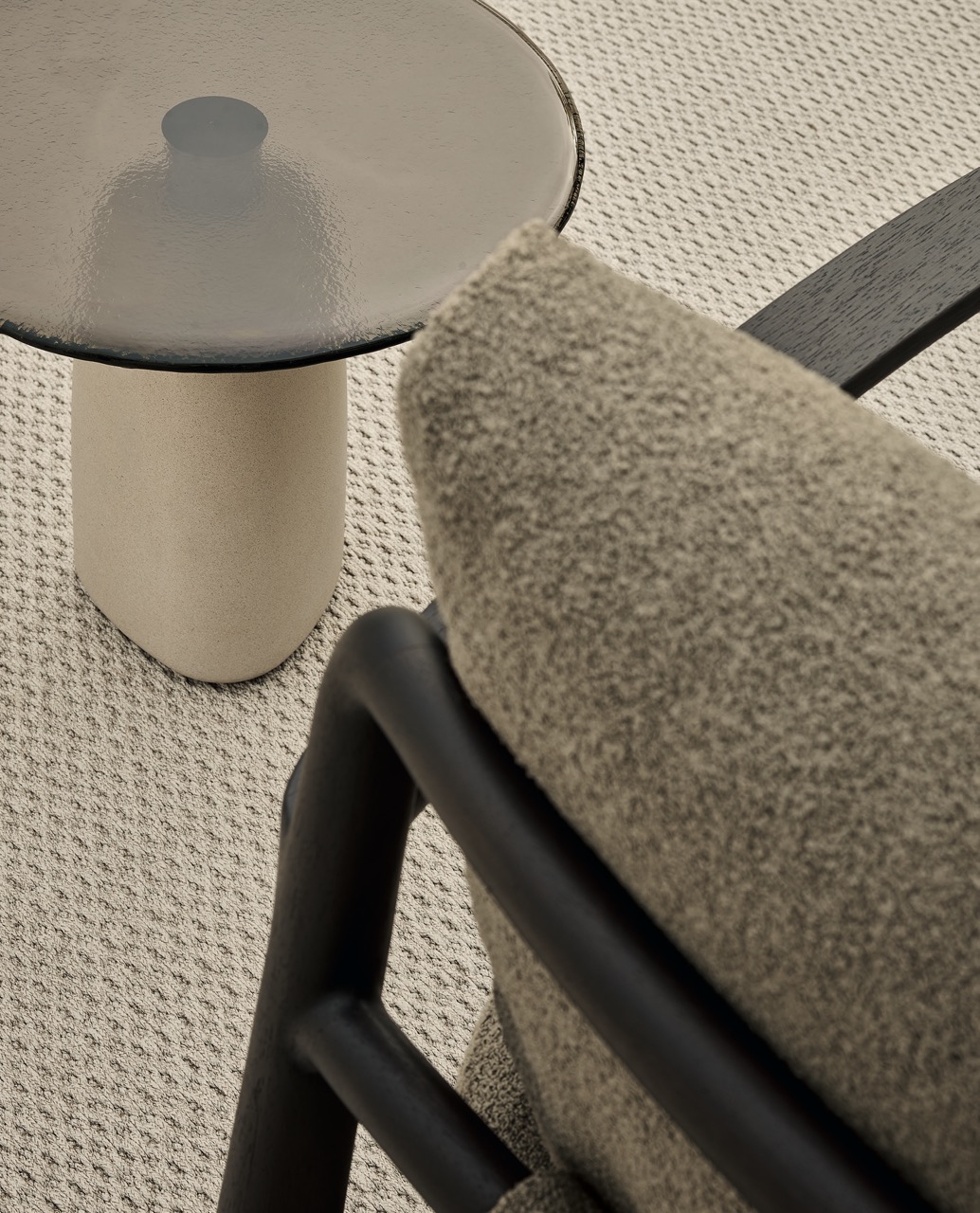 由設計師 Emmanuel Gallina 為 Poliform 設計的 Strata 系列，以礦物地貌為靈感，將石層紋理化為家具語言，展現自然沉穩的雕塑氣質。（photo credit：弘第）