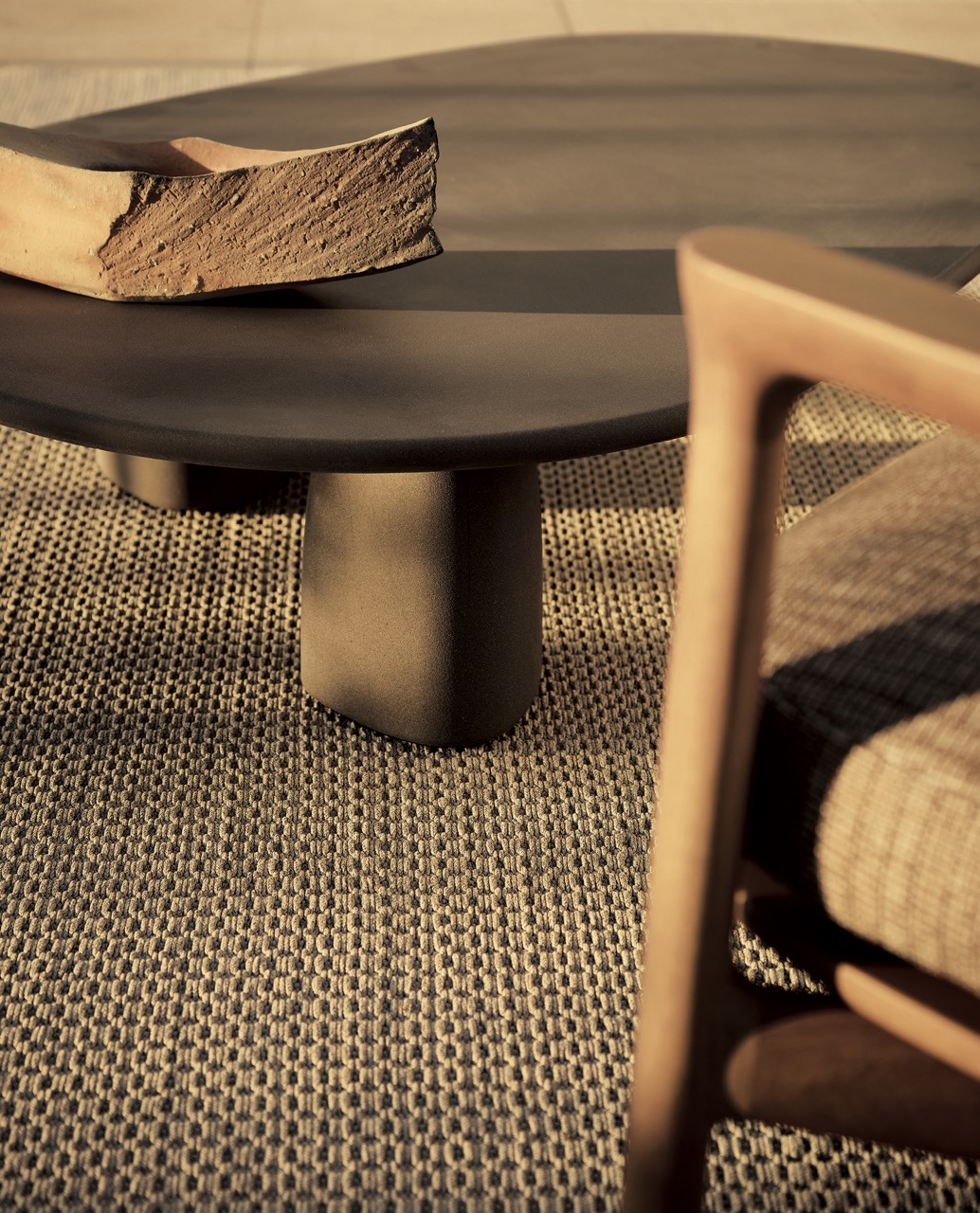 Strata 提供多種尺寸與高度，可自由組合錯落，形成如礦石堆疊般的空間韻律，讓家具成為生活中的詩性裝置。（photo credit：弘第）