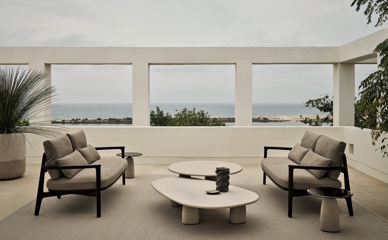 由設計師 Emmanuel Gallina 為 Poliform 設計的 Strata 系列，以礦物地貌為靈感，將石層紋理化為家具語言，展現自然沉穩的雕塑氣質。（photo credit：弘第）