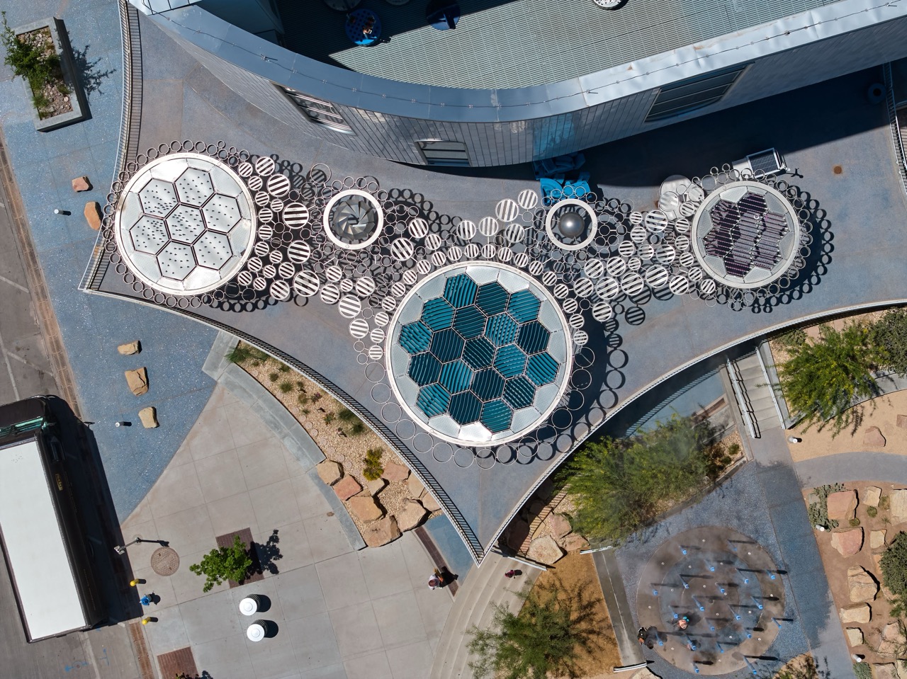 模組化金屬件以高精度方式組裝，使大型結構能長期經受戶外環境考驗。