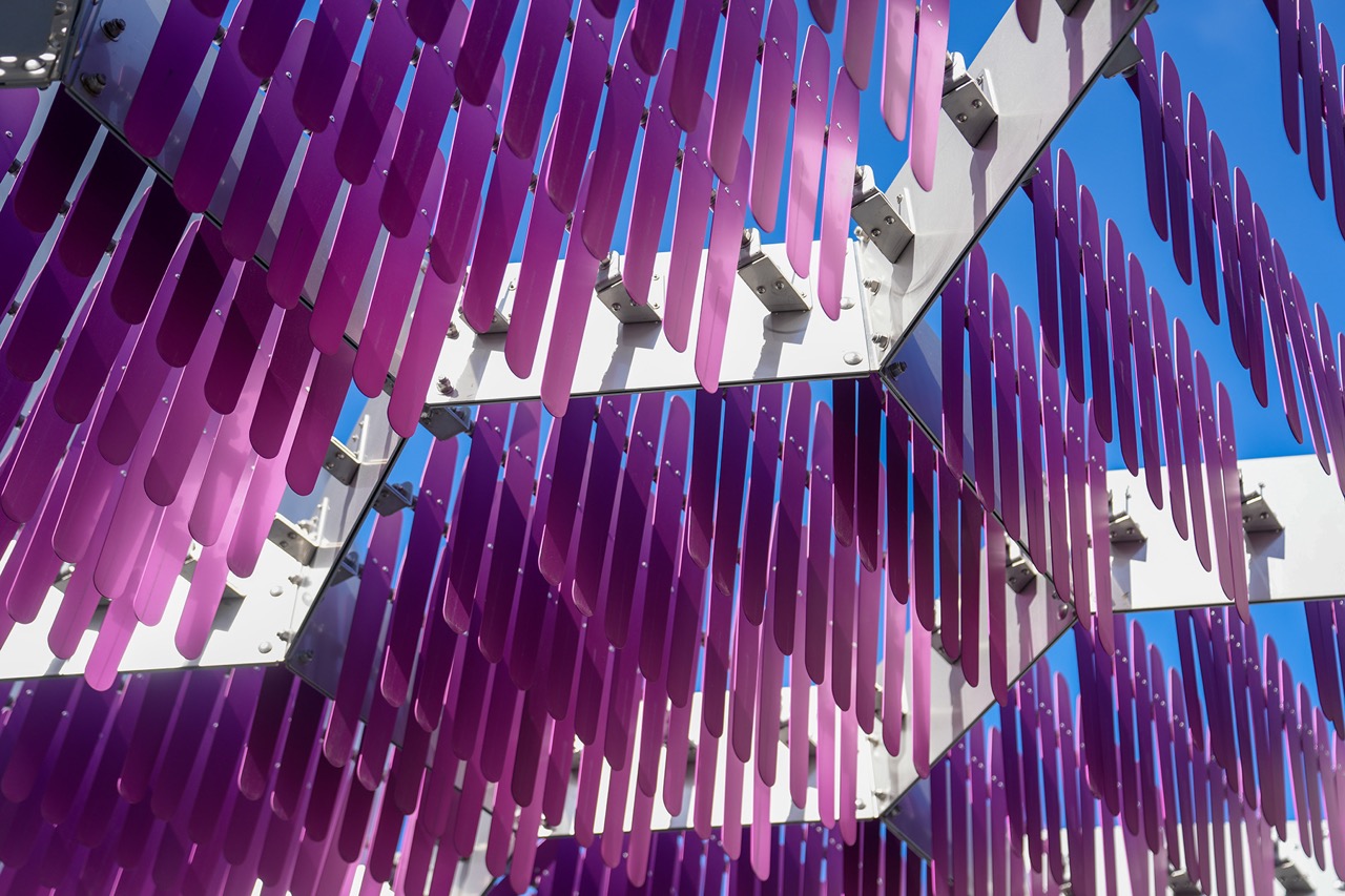 霧化系統能在烈日下形成水氣帶,成為博物館戶外空間的降溫設施。