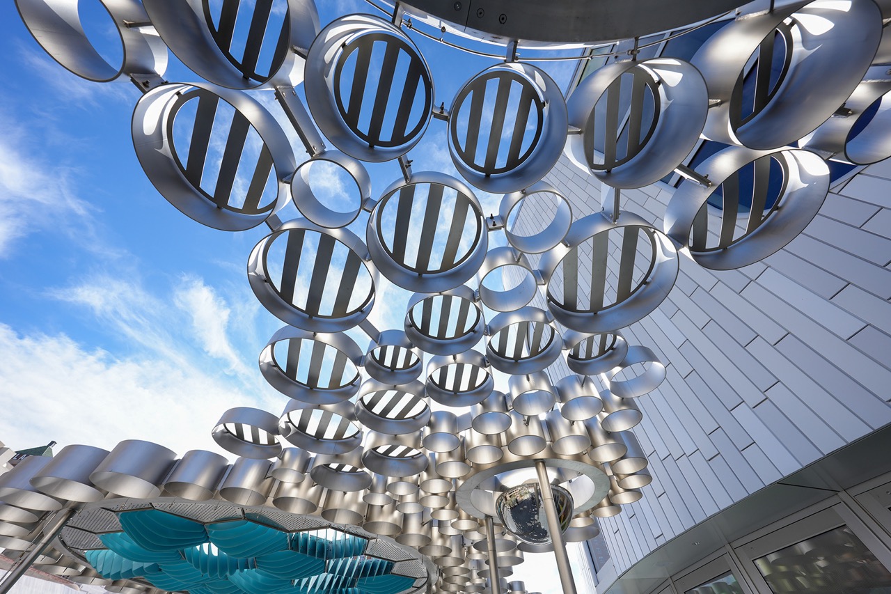 作品以風、光、水三組互動區呈現多層微氣候與氣象變化。