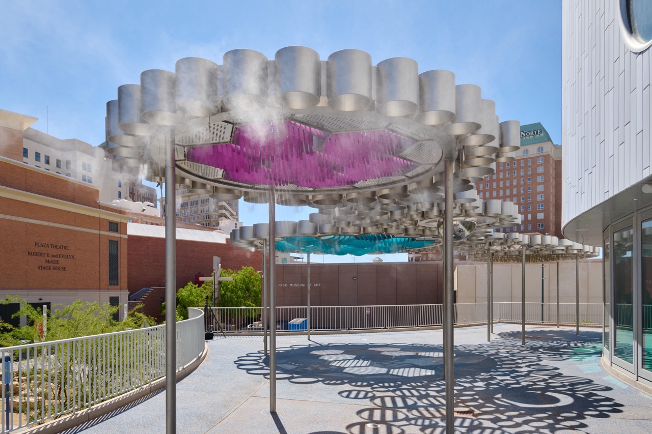 霧化系統能在烈日下形成水氣帶，成為博物館戶外空間的降溫設施。