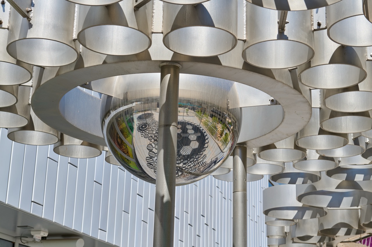 作品以風、光、水三組互動區呈現多層微氣候與氣象變化。