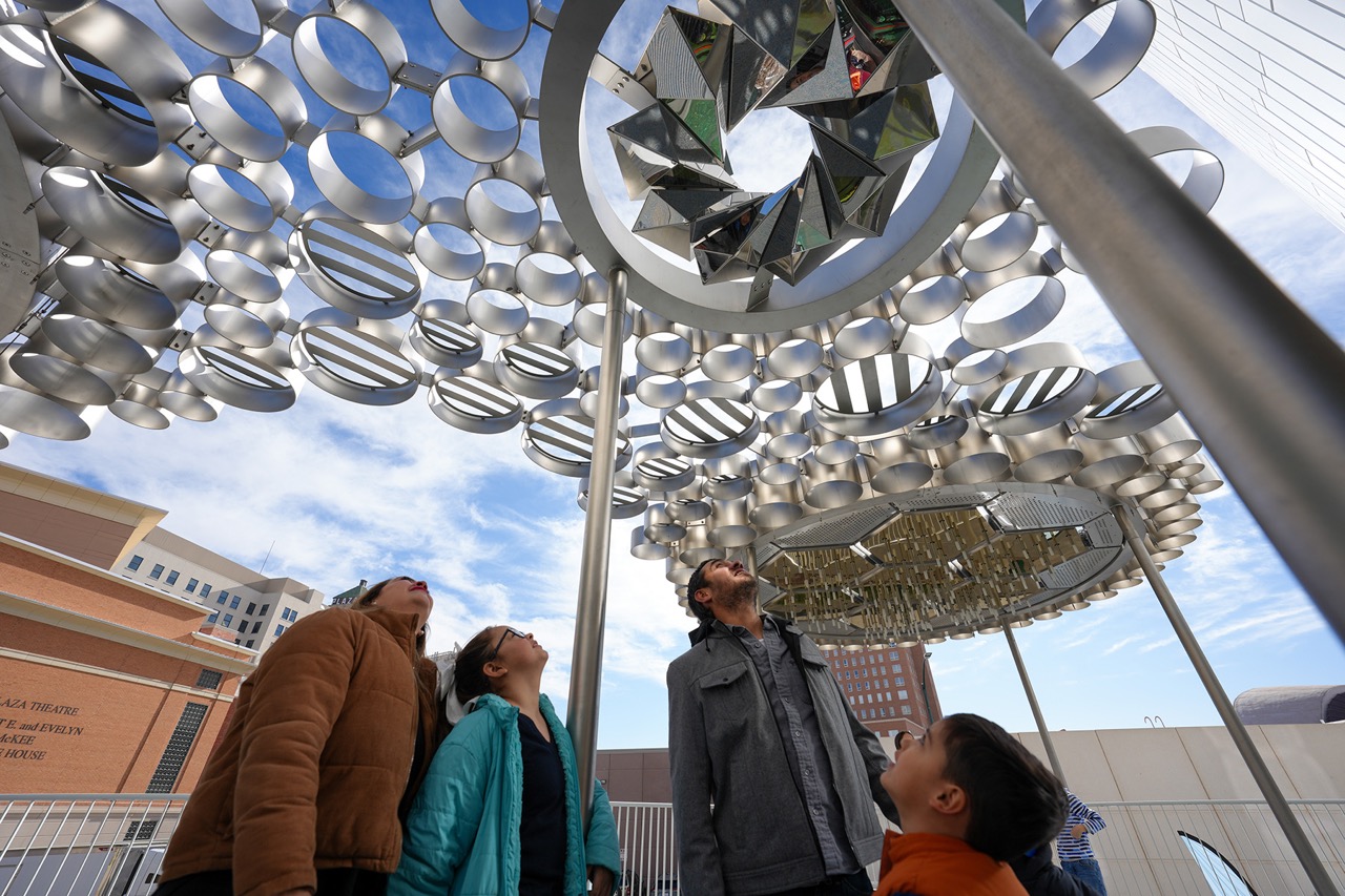 作品以風、光、水三組互動區呈現多層微氣候與氣象變化。