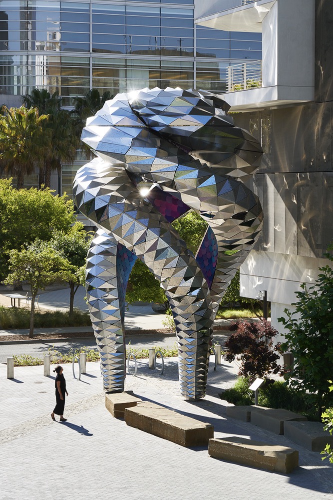 作品位於 OpenAI 總部前方，以科技感結構對應 Mission Bay 的產業環境。