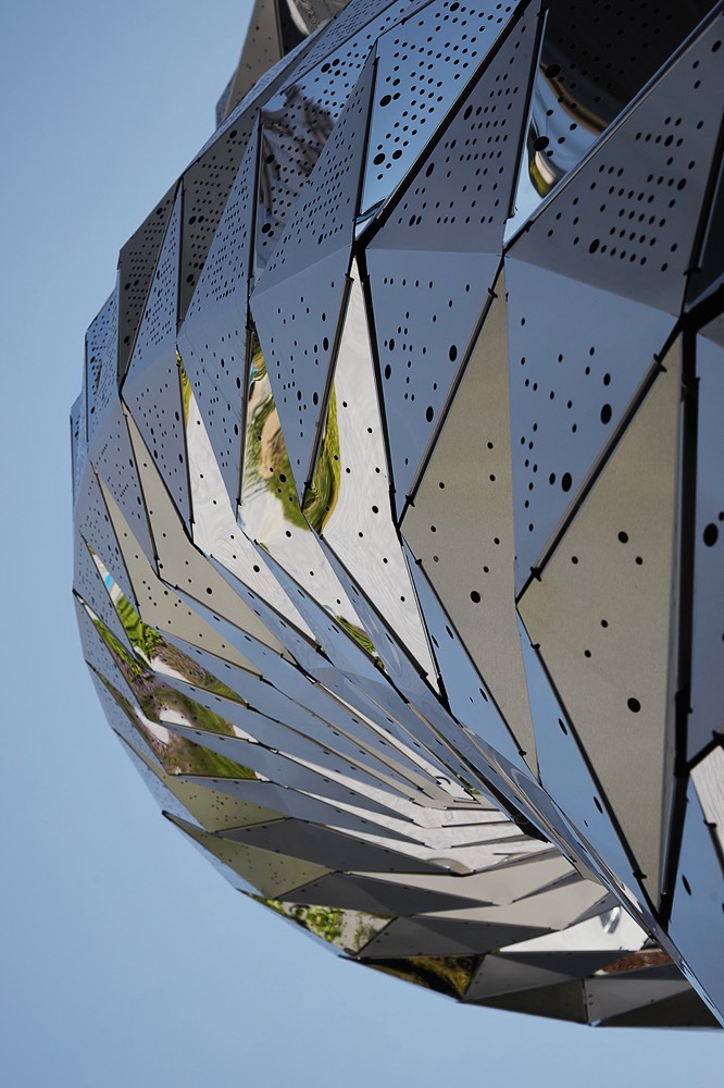 穿孔不鏽鋼表面在日照下形成層次光影,強化作品的金屬生長感。