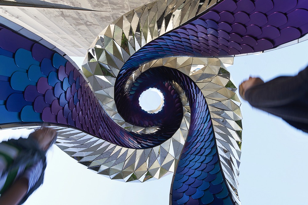 Orbital 內部呈現柔和光暈，提供行人短暫停留的半開放空間。