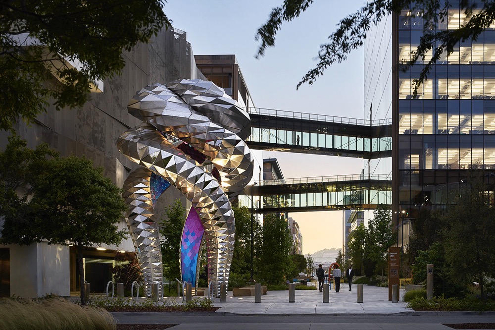 FUTUREFORMS 以數位工藝與參數化幾何打造大型公共藝術，展現當代城市景觀的新語彙。