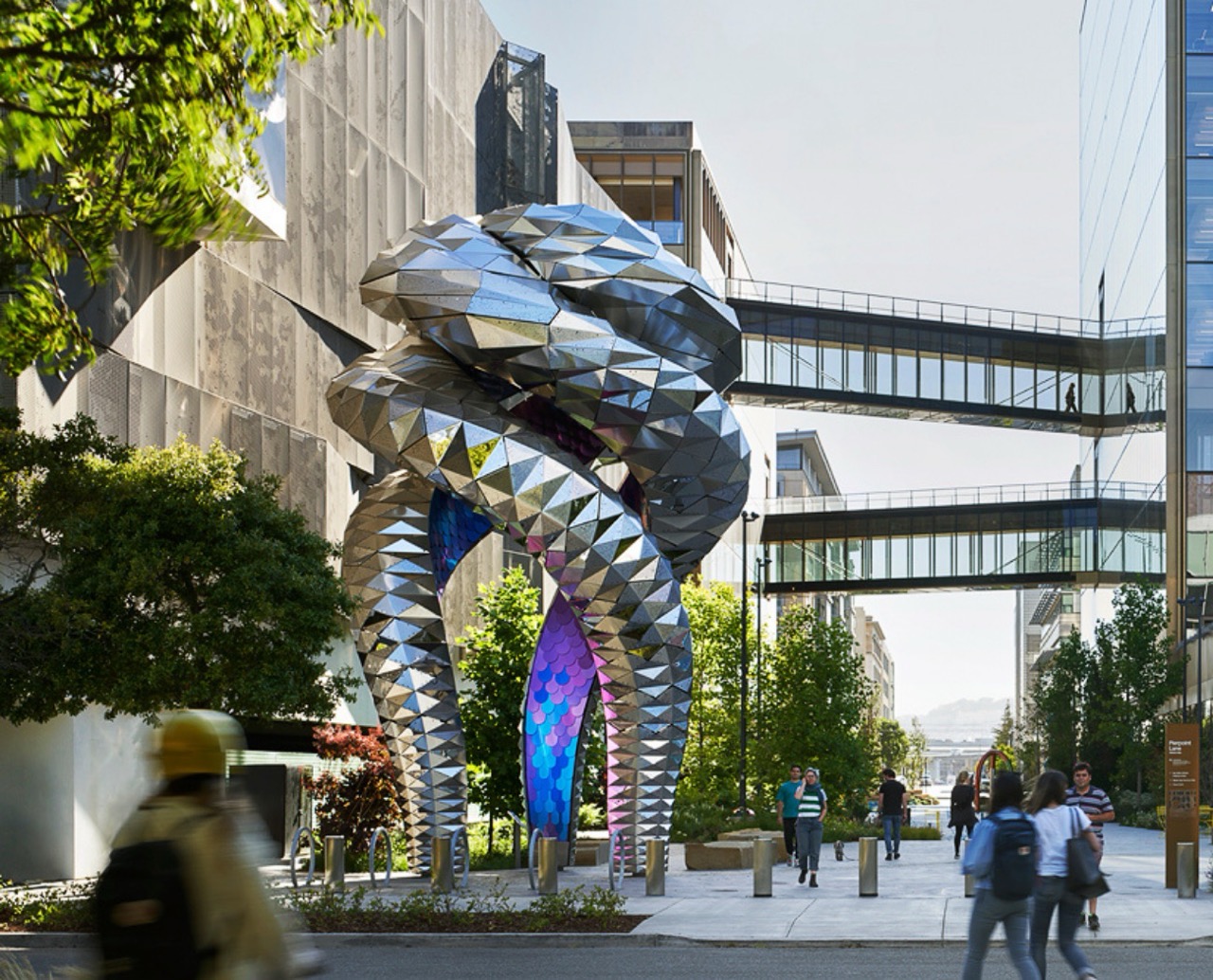 巨型金屬螺旋體落地舊金山OpenAI 總部前，成為最新城市景觀觀察點