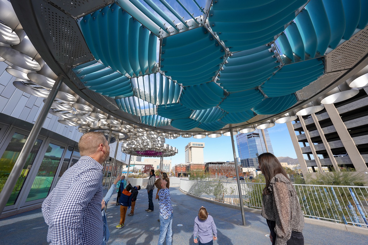 霧化系統能在烈日下形成水氣帶,成為博物館戶外空間的降溫設施。