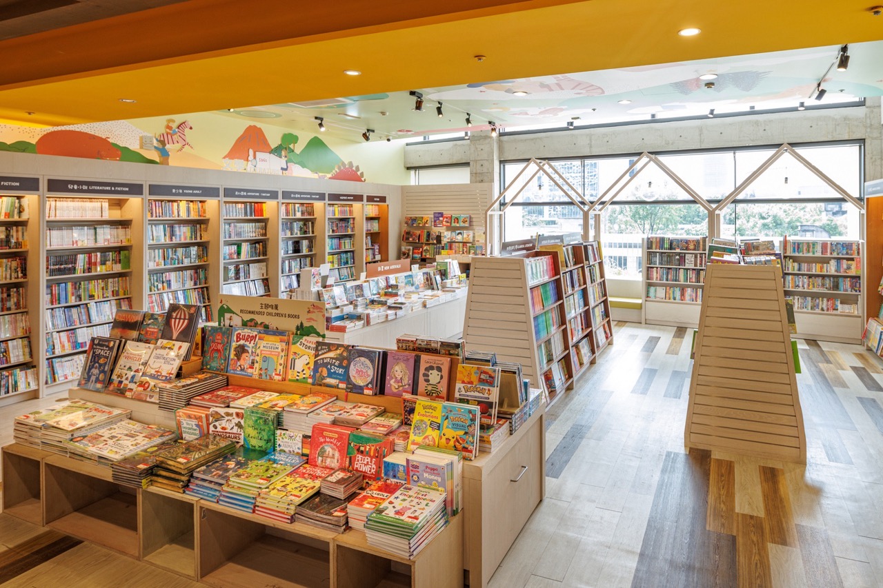 全誠品最大兒童館一次擴增2千冊書籍並新增沿窗閱讀小屋， 邀請全家大小一同享受溫馨親子新天地