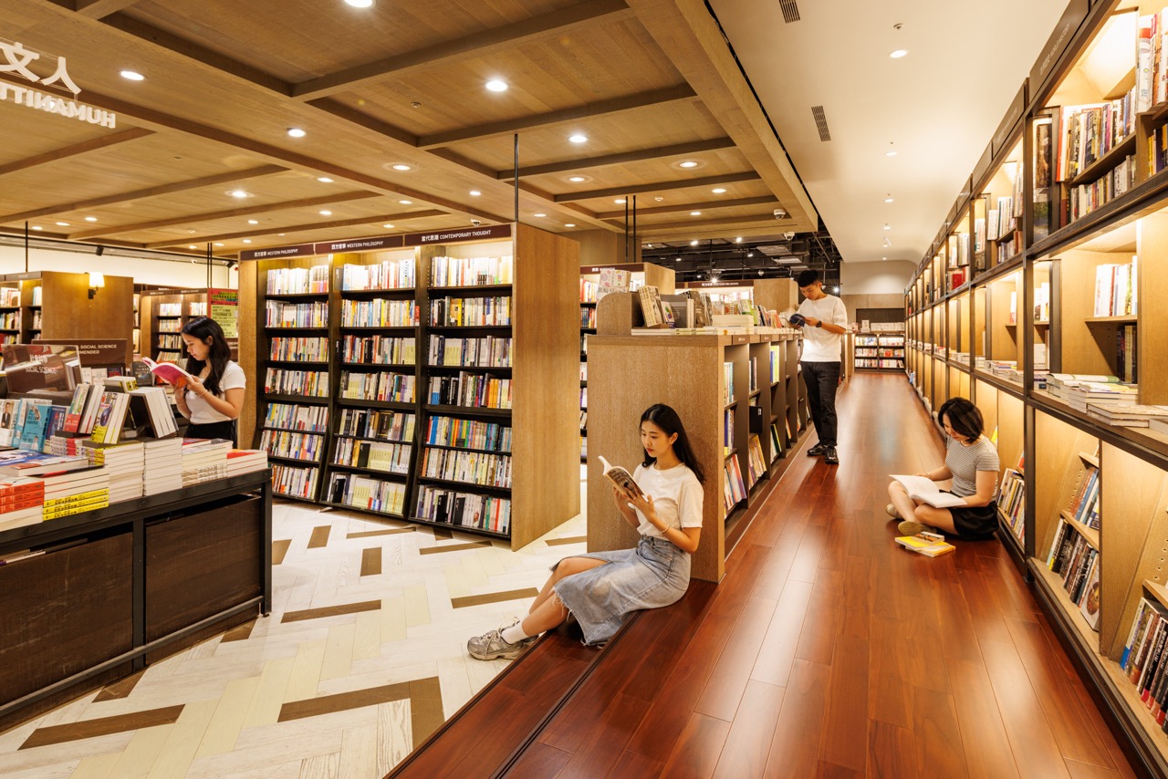 誠品松菸24小時書店大幅度分區改裝，汲取敦南設計靈感，以沉穩柚木打造供讀者輕鬆閱讀的「坐讀階梯」