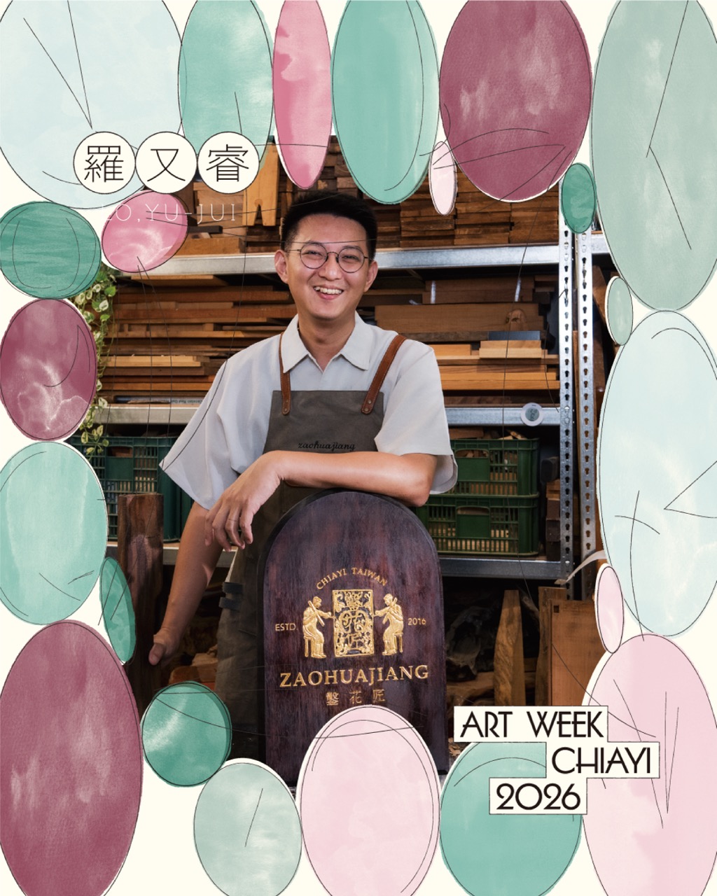 實驗木場中央戶外廣場，木雕藝術家羅又睿展示製作中的大木作構件