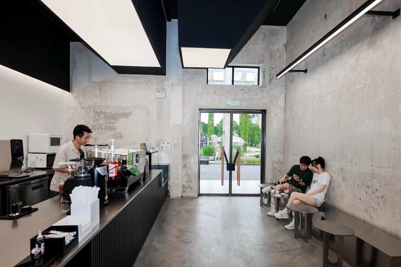 店內擺放團隊工作自用的 La Marzocco 咖啡機與陳列架，有咖啡卻不賣咖啡，讓飲品化為偶爾與遠道訪客共享的溫暖媒介