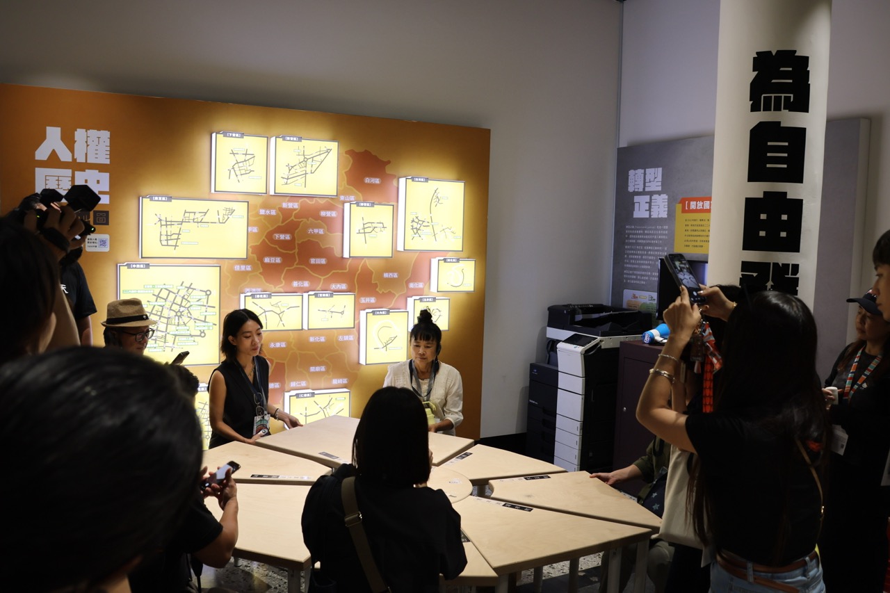 展區現場透過地圖、歷史文獻與互動裝置，探討轉型正義與人權歷史