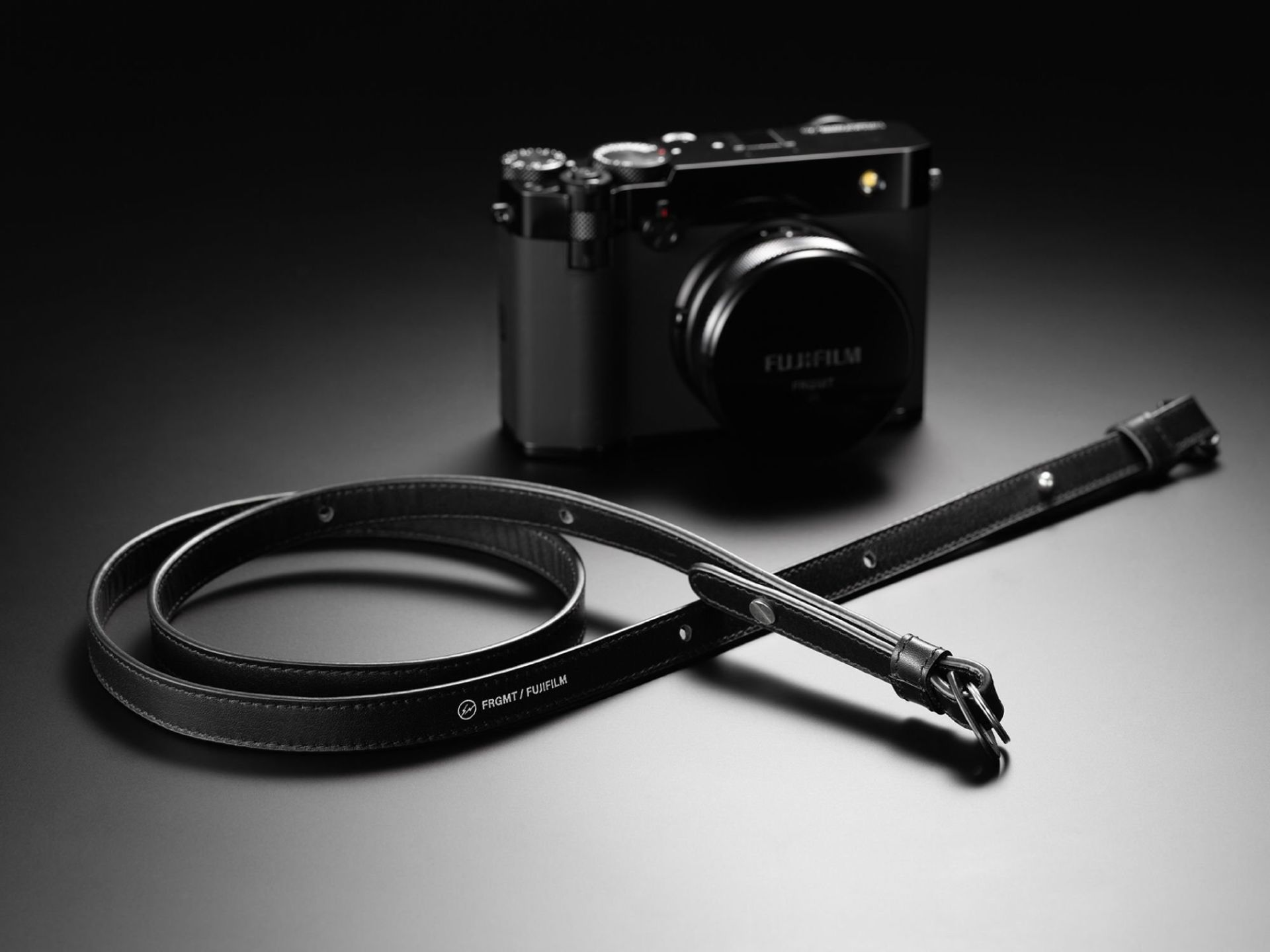 當藤原浩遇上 Fujifilm 頂規相機！GFX100RF Fragment 特別版呈現黑色極致美學