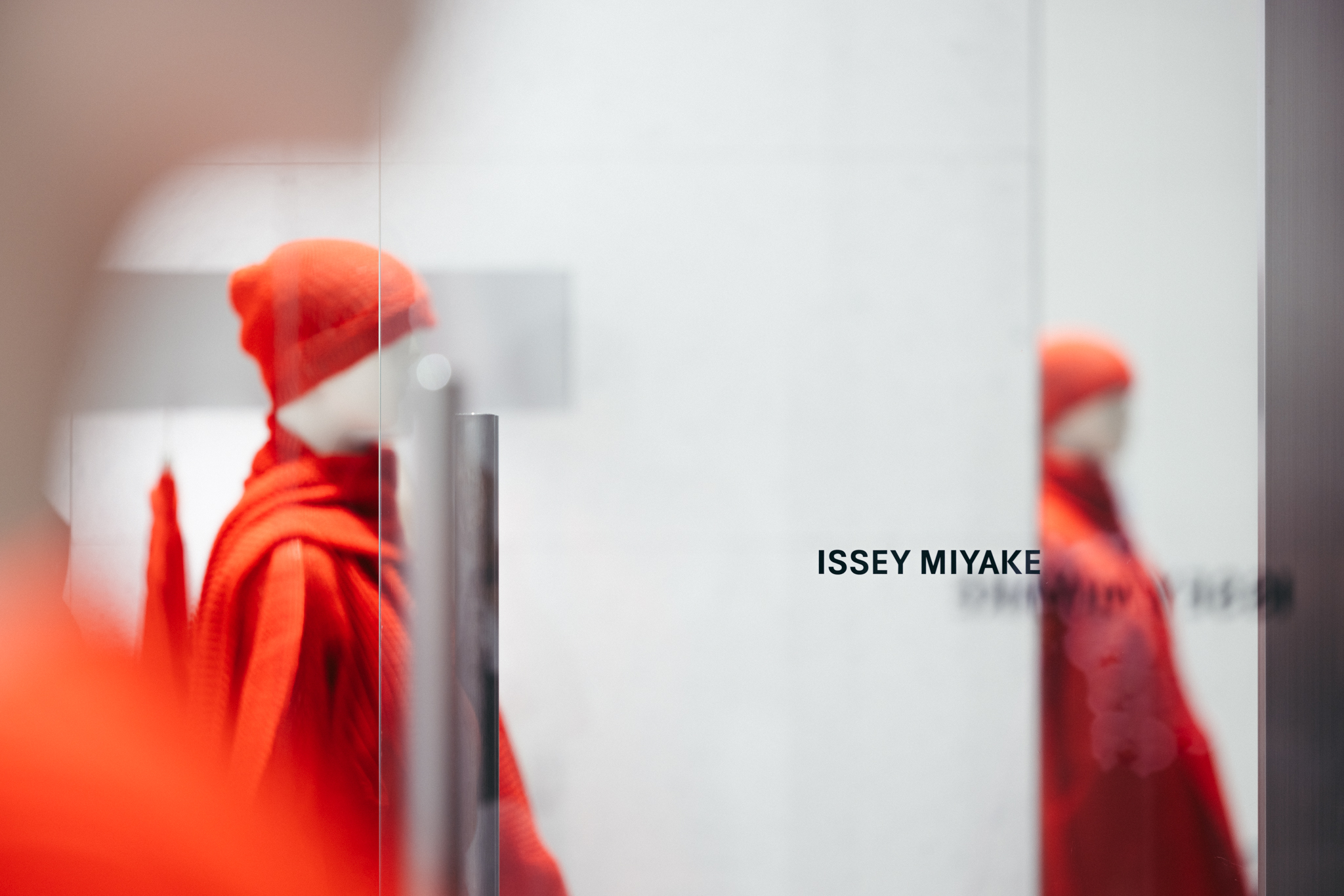ISSEY MIYAKE 攜手 HOMME PLISSÉ 登陸台北101：熱壓與岩石靈感交織，詮釋秋冬服裝的力量與柔韌
