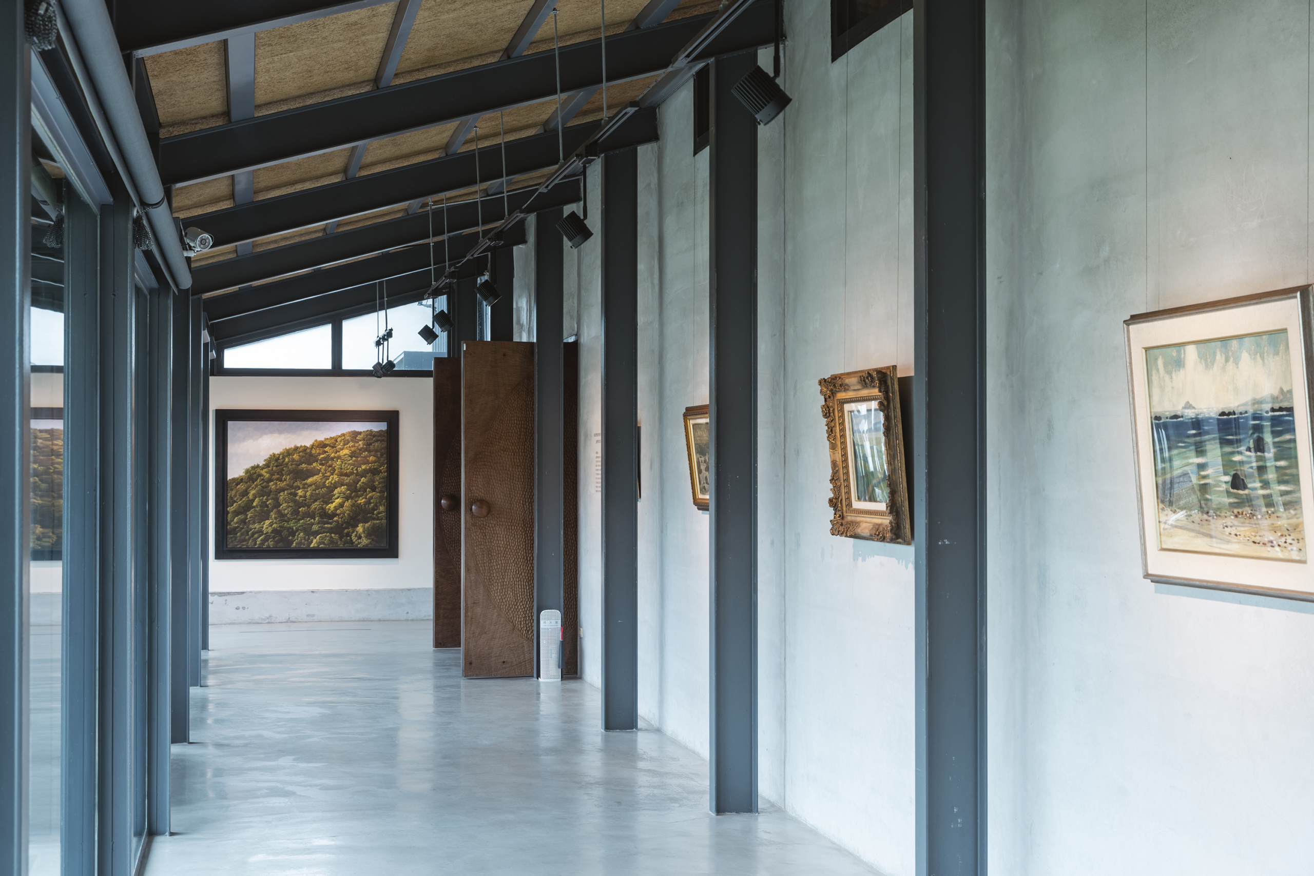 池上穀倉藝術館外觀。以自然光與木質結構呼應展覽主題「相遇・相知・相疼惜」,讓觀眾於稻浪之間走入誠品精神的延續。